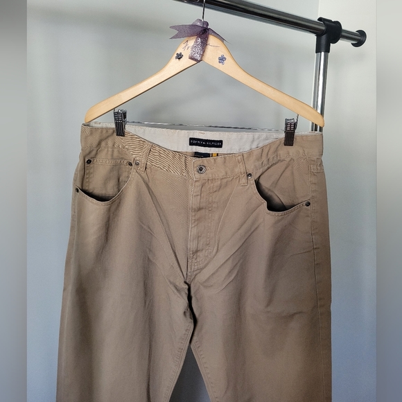 Tommy Hilfiger Relaxed Fit Tan Jeans - Picture 4 of 4